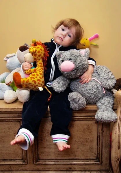 Flicka med leksaker — Stockfoto