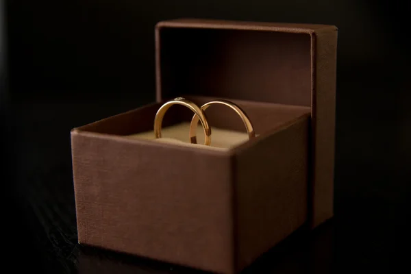 Anéis de casamento na caixa — Fotografia de Stock