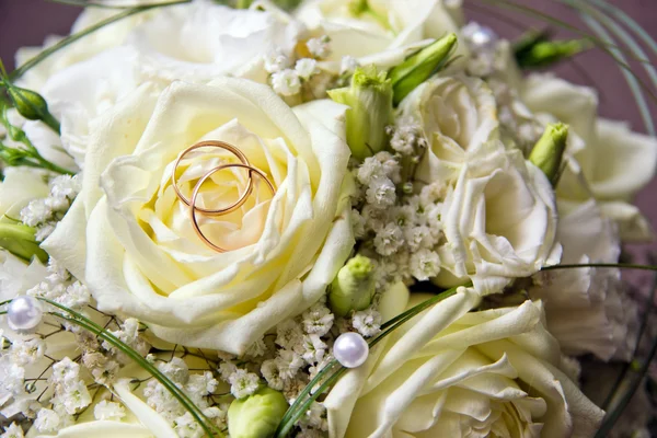 stock image Wedding bouquet with two rings