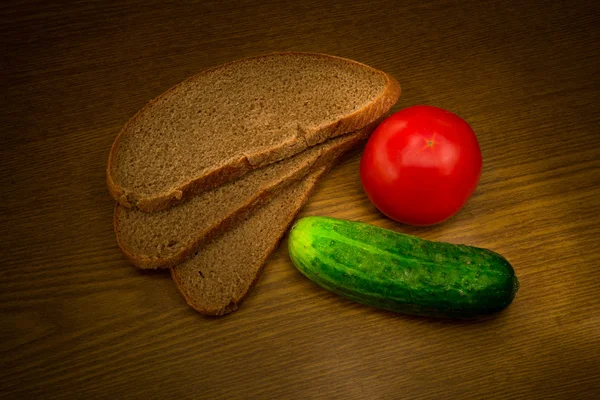 Pâine, roșii și castraveți — Fotografie, imagine de stoc