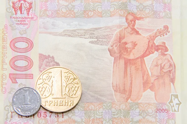 Um copeque e hrivna moedas contra cem conta — Fotografia de Stock