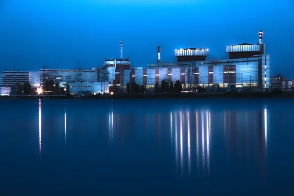 Kärnkraftverk på natten i södra Ukraina — Stockfoto