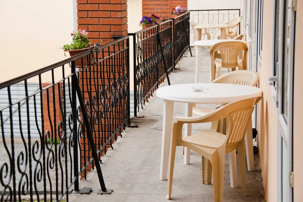 Стільці на балконі готельного номера — стокове фото