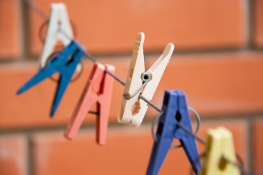 renkli clothespin clothesline üzerinde asılı