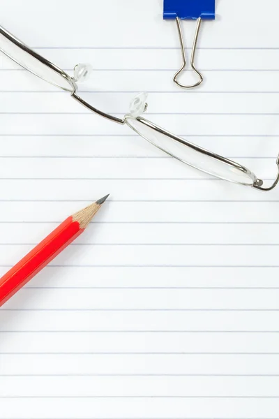 Penna, glasögon och anteckningar — Stockfoto