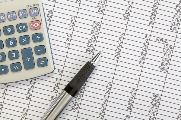 Rekenmachine en pen in spreadsheet — Stockfoto