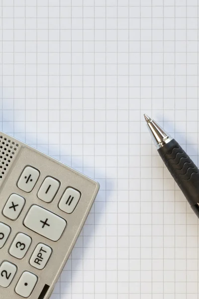 Ручка и калькулятор — стоковое фото