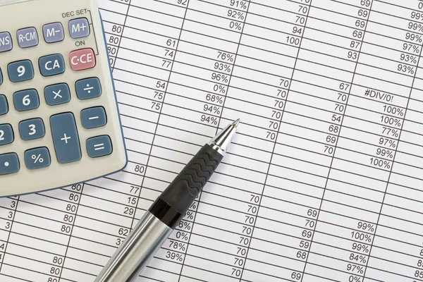 Калькулятор і ручка на електронній таблиці Стокове Фото