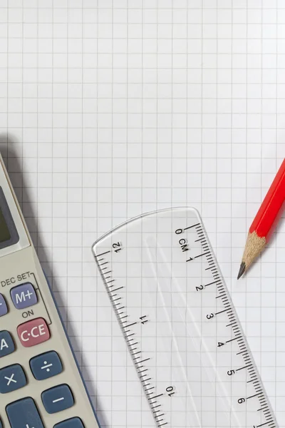 Ołówek, kalkulator w kształcie linijki — Zdjęcie stockowe