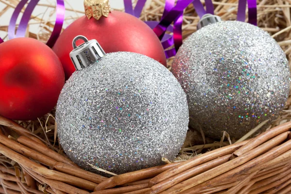 Xmas kerstballen in een mand met een lint — Stockfoto