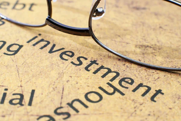 Palavra de investimento e óculos — Fotografia de Stock