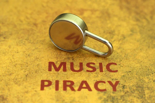 Концепция музыкального пиратства — стоковое фото