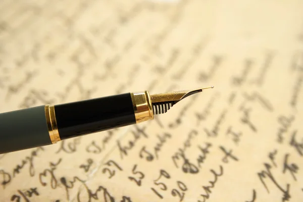 Старая буква и ручка — стоковое фото