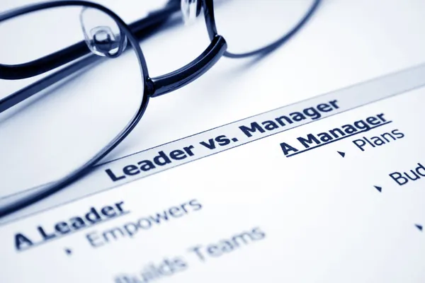 Ledare vs manager — Stockfoto