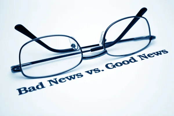 Slecht nieuws vs. goed nieuws — Stockfoto