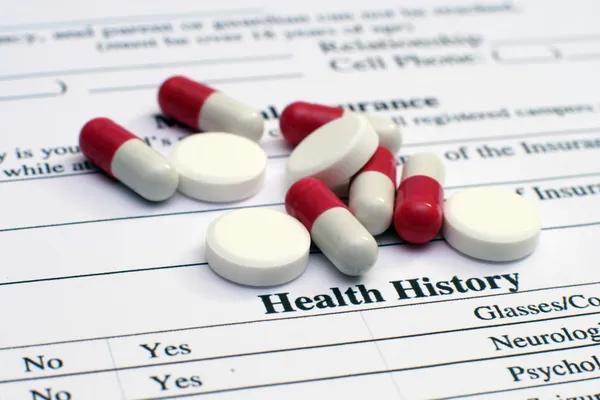 Histórico de saúde e comprimidos — Fotografia de Stock