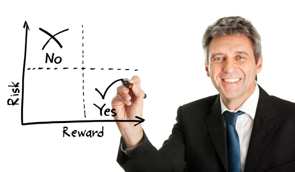 Бізнесмен малює діаграму ризику винагороди — стокове фото