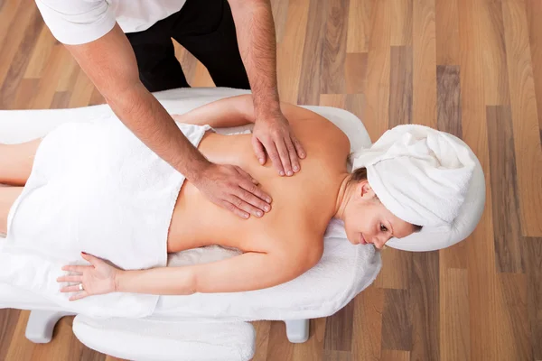 Giovane bella donna ottenere indietro massaggio — Foto Stock