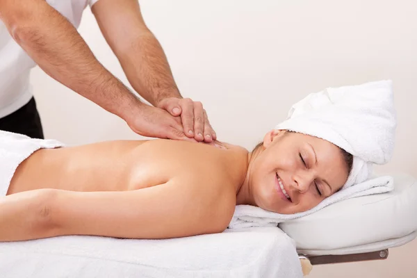 Unga vackra kvinnan får tillbaka massage — Stockfoto