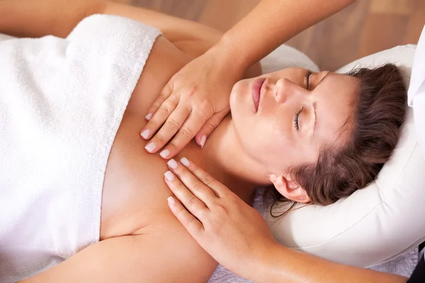 Junge schöne Frau bekommt Schultern Massage — Stockfoto