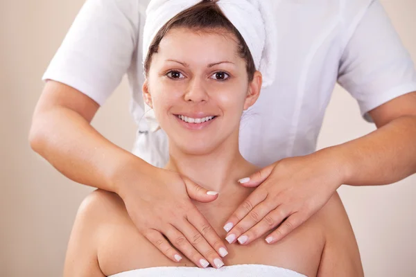 Jovem bela mulher recebendo ombros massagem — Fotografia de Stock