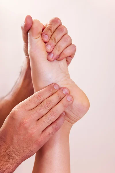 Masaje de pies primer plano — Foto de Stock