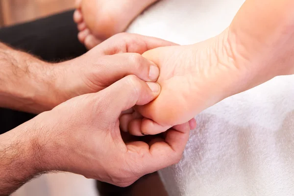 Massagem nos pés close-up — Fotografia de Stock