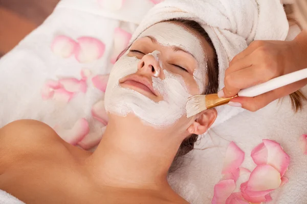 Jonge vrouwen krijgen gezichtsmasker — Stockfoto