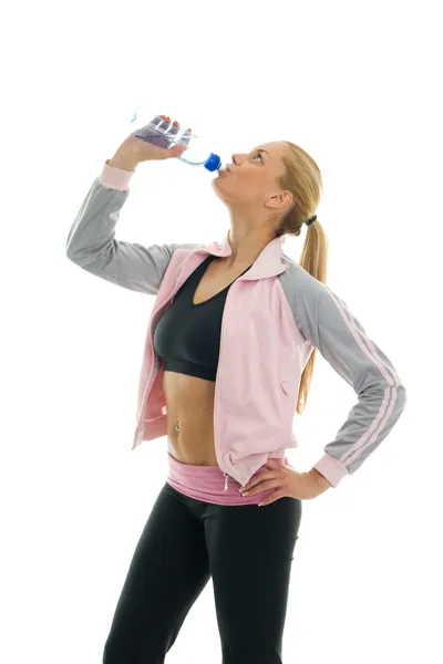Unga kvinnor dricksvatten — Stockfoto