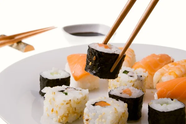Recogiendo un rollo de sushi —  Fotos de Stock