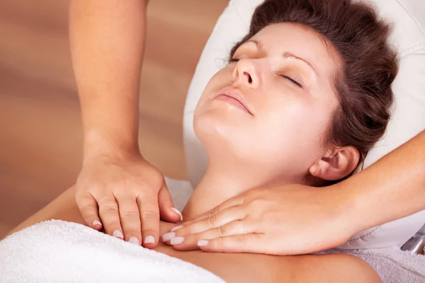 Unga vackra kvinnan får axlar massage — Stockfoto