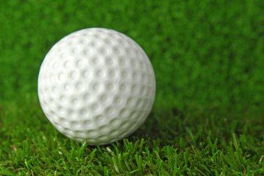 Golf topu yeşil çim çim