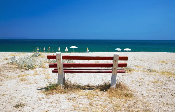Lavička na pláži — Stock fotografie