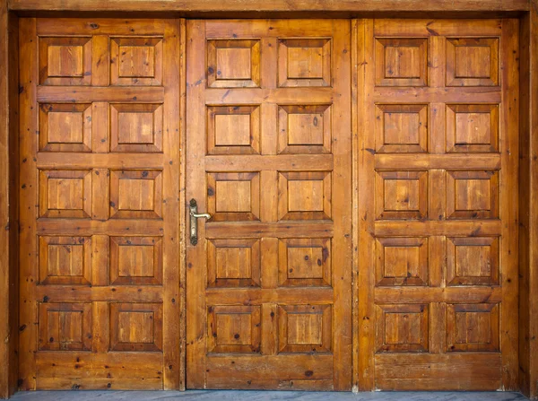 Двері дерев'яні — стокове фото