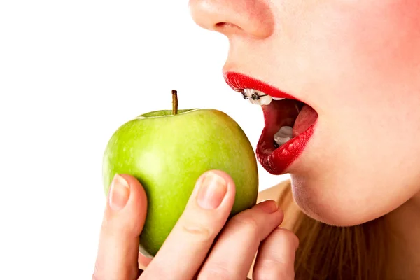 Kobieta w nawiasach z jabłkiem — Zdjęcie stockowe