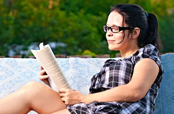 Mulher leitura — Fotografia de Stock