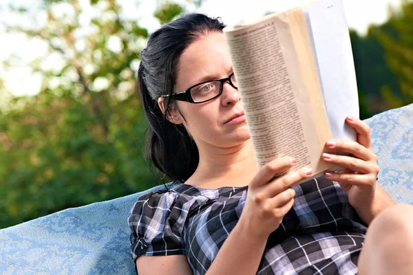 Žena čte — Stock fotografie