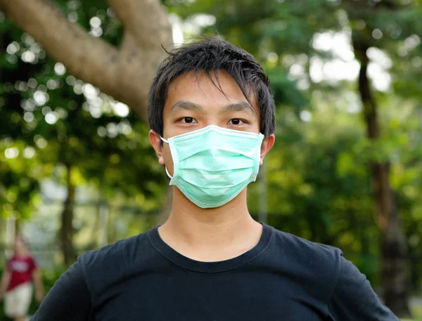 Hombre joven con máscara facial — Foto de Stock