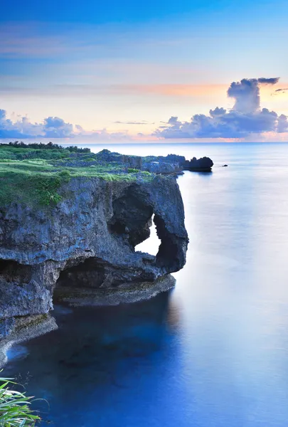 Pôr do sol nas rochas, em Okinawa, Manzamo — Fotografia de Stock