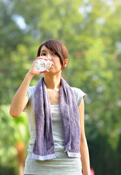 Mujer beber agua después del deporte —  Fotos de Stock