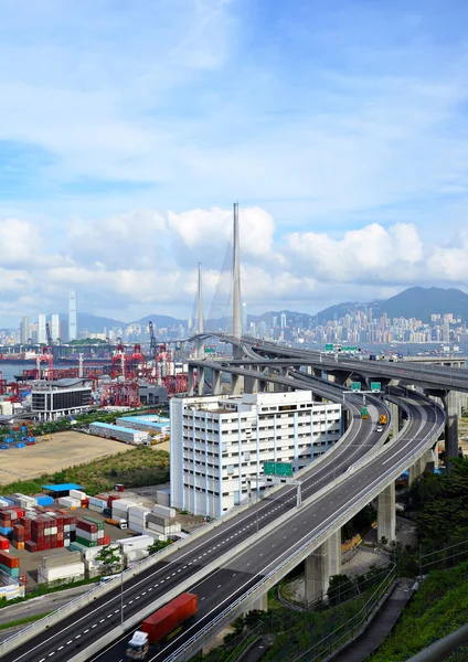 Brücke und Containerterminal in Hongkong — Stockfoto