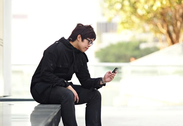 Mann schreibt SMS auf Handy — Stockfoto
