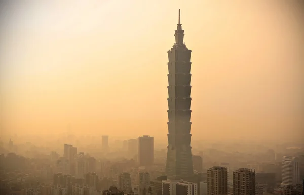 Taipei avec smog épais au coucher du soleil — Photo