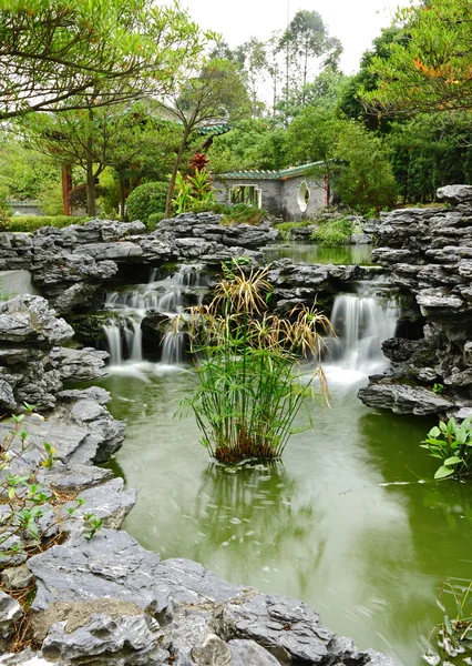 Jardin chinois avec eau courante — Photo