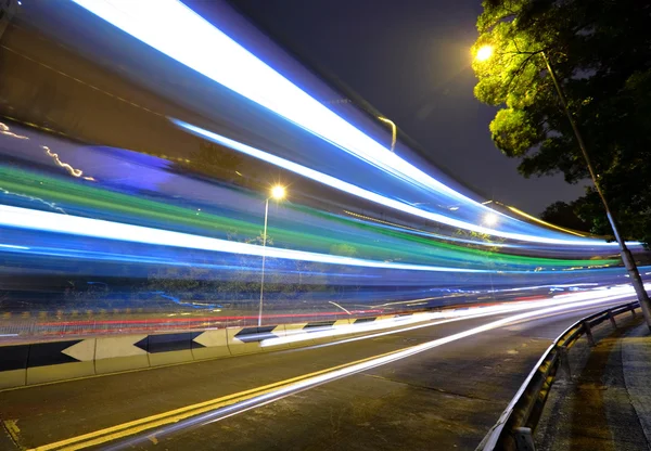 Trafik i staden på natten — Stockfoto