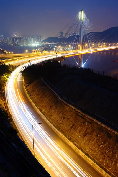 Autobahn und Kau-Brücke in der Nacht — Stockfoto