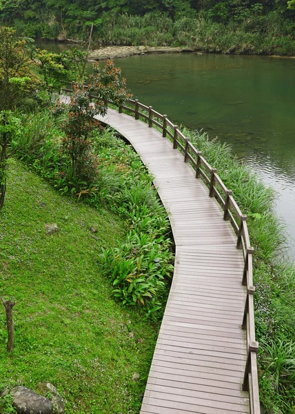 Puente de madera para senderismo — Foto de Stock