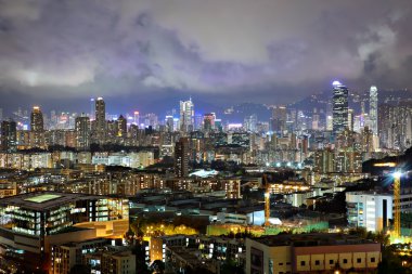 Gece vakti Hong Kong şehir merkezinde.