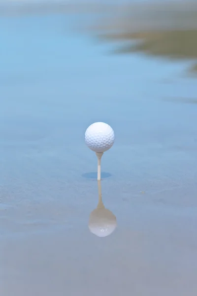 Bola de golfe na praia — Fotografia de Stock