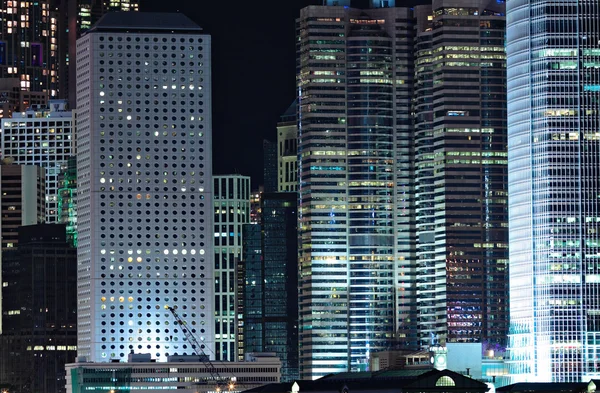 Geschäftsgebäude in der Nacht in Hongkong — Stockfoto